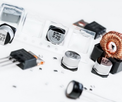 不同频率下非晶纳米晶剩余损耗的特点